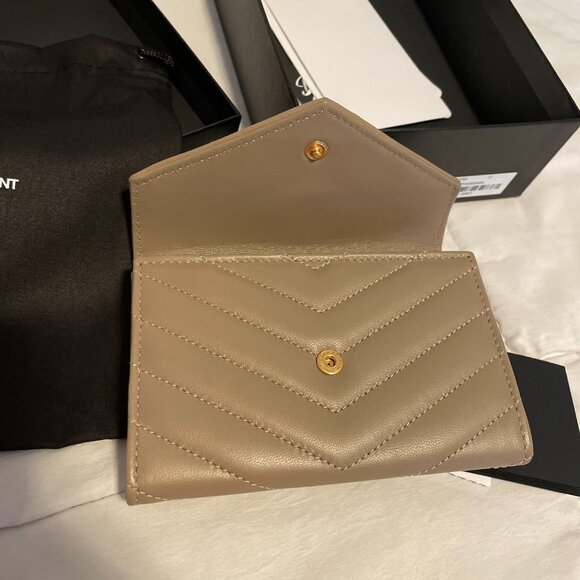 Saint Laurent Cassandre Matelassé Small Envelope Wallet in Dusty Grey - Picture 4 of 12